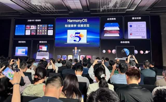 IC外汇官网 小岛秀夫参加 BW2025,与《黑神话:悟空》制作人冯骥、杨奇合影